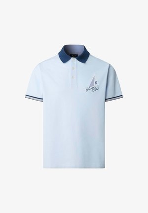 Lichtblauw poloshirt met een marineblauwe kraag en strepen op de mouwen, met een zeilbootafbeelding en de tekst "Yacht Club" op de borst.