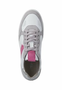 Baskets blanches avec des accents en suède gris, bande rose sur le côté, lacets gris et un tirant en tissu au niveau du talon. Détails perforés sur l'avant.