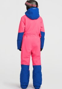 Kleurrijke skikleding met een felroze bovenstuk en blauwe onderstukken, met een capuchon, elastische taille en versterkte manchetten.