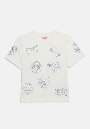 Chemise blanche à manches courtes avec des dessins au trait bleus incluant un nœud, panier, oiseau volant, écureuil avec une pipe, champignon, fleurs et le mot "tiny."