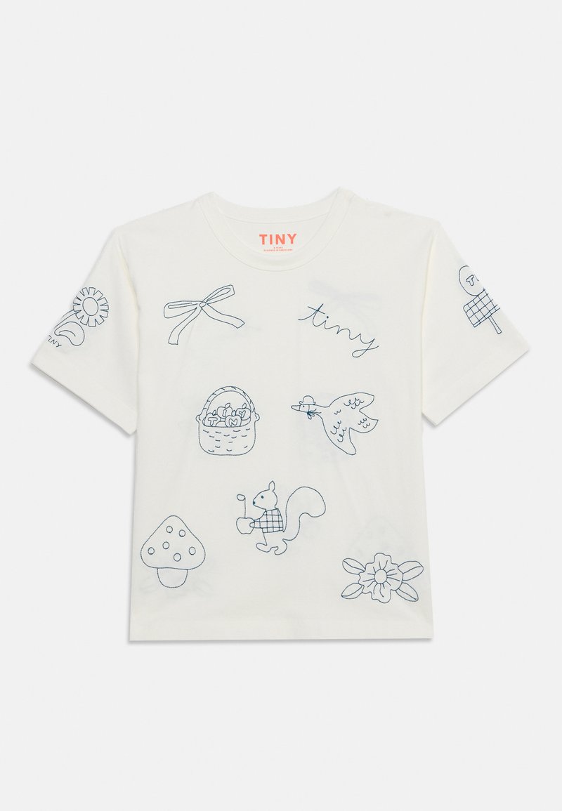 Chemise blanche à manches courtes avec des dessins au trait bleus incluant un nœud, panier, oiseau volant, écureuil avec une pipe, champignon, fleurs et le mot "tiny."
