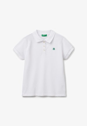 Polo shirt bianco in cotone, con colletto, tre bottoni e un piccolo logo ricamato verde sul lato sinistro del petto. Maniche corte.