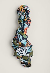Écharpe florale multicolore présentant un mélange de motifs feuillus dans des tons de bleu, vert, orange et marine ; tissu léger avec une finition texturée.