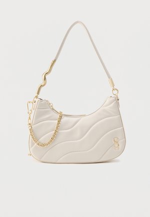 Sac bandoulière matelassé crème avec détail de chaîne ondulée en ton or, fermeture éclair incurvée sur le dessus et logo doré en bas à droite.