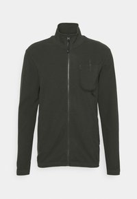 Chaqueta de forro polar de hombre en verde oscuro con cremallera completa, cuello alzado y bolsillo en el pecho, sobre un fondo blanco liso.