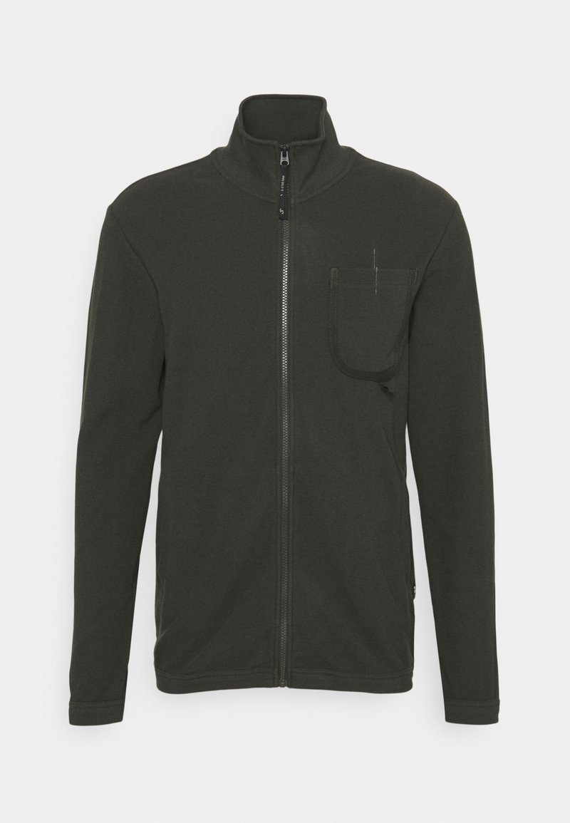 Chaqueta de forro polar de hombre en verde oscuro con cremallera completa, cuello alzado y bolsillo en el pecho, sobre un fondo blanco liso.