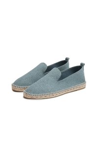 Lichtblauwe canvas instapschoenen met gevlochten jute zolen, elastische zijpanelen en een gladde binnenvoering. Rondlopende neus en minimale stiksels.