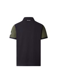 Poloko s krátkym rukávom v námorníckej modrej farbe s olivovými plecami, s klasickým golierom a logom na ľavom rukáve. Hladká textúra látky.