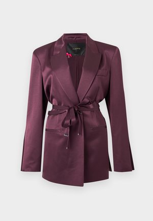 Blazer in satin viola profondo con rever a lancia, maniche lunghe, tasche frontali a filetto e cintura in satin abbinata annodata in vita.