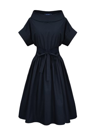 Czarna sukienka midi z odkrytymi ramionami, krótkimi rękawami, dopasowaną talią zawiązaną kokardą oraz rozkloszowaną spódnicą.