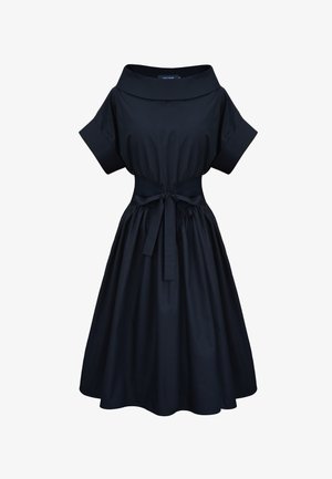 Czarna sukienka midi z odkrytymi ramionami, krótkimi rękawami, dopasowaną talią zawiązaną kokardą oraz rozkloszowaną spódnicą.