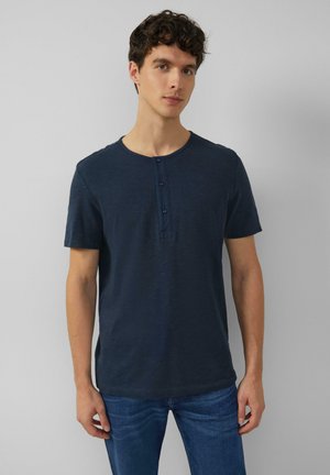 Marinblaues T-Shirt mit kurzen Ärmeln, Rundhalsausschnitt und drei Knöpfen. Hergestellt aus einem strukturierten Stoff, bietet es eine lockere Passform und einen geraden Saum.