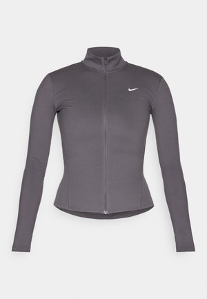 Graue Sportjacke mit langen Ärmeln aus elastischem Stoff, mit hohem Kragen und einem Reißverschluss vorne, versehen mit einem kleinen weißen Logo auf der Brust.