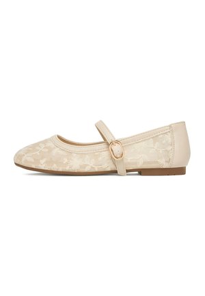Scarpa piatta Mary Jane beige con sovrapposizione di pizzo floreale, punta arrotondata e singolo cinturino con fibbia oro su sfondo bianco.