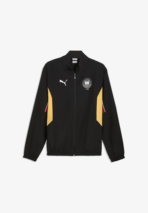 Zwarte jas met volledige ritssluiting, gele zijpanelen, wit Puma-logo op de rechterborst en een ronde Duitse nationale teamembleem op de linkerborst.