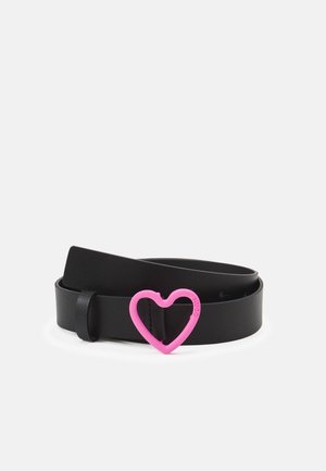 Zwarte leren riem met een roze hartvormige gesp, geplaatst op een witte achtergrond, met een minimalistisch modern design.
