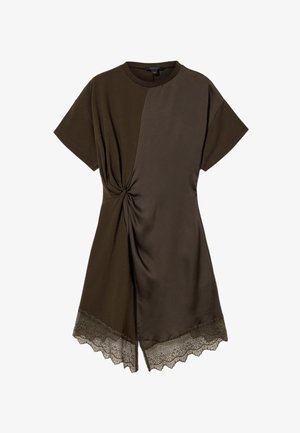 Robe marron à manches courtes avec détail de taille nouée, panneau asymétrique et dentelle le long de l'ourlet.