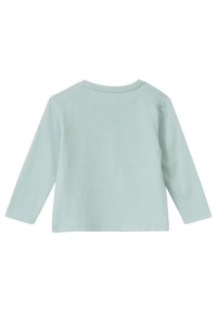 Licht mintgroen lang mouw t-shirt met een ronde halslijn en zachte textuur. Eenvoudig ontwerp, geen patronen of versieringen.