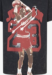 Svart bomull t-skjorte med et grafisk motiv av en basketballspiller i rød uniform, med navnet "Jordan" og nummer "23" i fet rød tekst.
