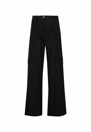 Pantaloni cargo neri con un design a gamba larga, dotati di tasche laterali, pieghe sul davanti e un bottone dorato in vita.