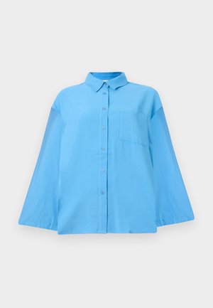Cămașă albastru deschis cu mânecă lungă, cu guler și un singur buzunar pe piept, expusă pe un fundal alb simplu.