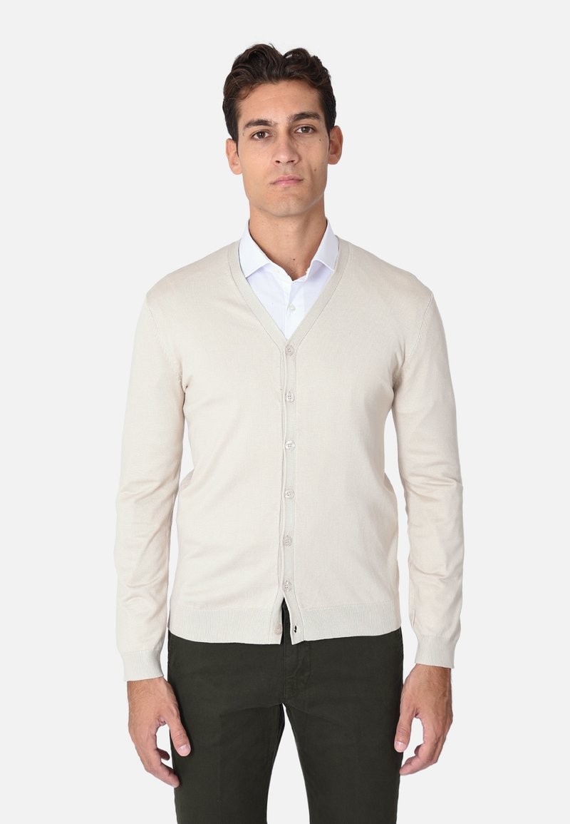 Cardigan lavorato a maglia beige con scollo a V, maniche lunghe e chiusura a bottoni. Presenta polsini e orlo a coste, texture liscia e design leggero.