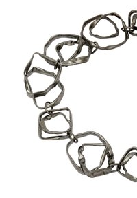 Metal halskæde med uregelmæssige, snoede sekskantede og firkantede led. Mørk metallisk finish med en tekstureret overflade. Minimalistisk design.