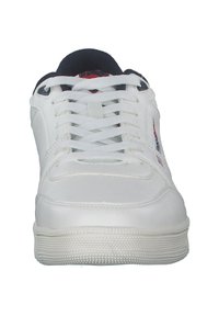 Weiße Ledersneaker mit strukturierten Oberflächen, runder Zehenpartie und flachen weißen Schnürsenkeln. Mit marineblauen Akzenten am Kragen und einem roten Logodesign.