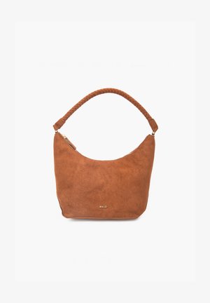 Sac à main en daim marron avec poignée tressée et fermeture éclair dorée, petit logo doré "RAID" sur le devant, sur fond blanc.