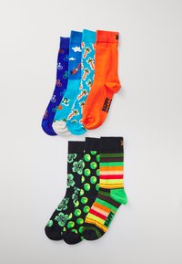 Huit paires de chaussettes colorées disposées en deux rangées, présentant divers motifs tels que des bicyclettes, des nuages, des palmiers et des rayures.