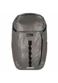 Mochila de nailon gris con textura acolchada, cremallera en la parte superior y cordón elástico en la parte frontal. Cuenta con un bolsillo lateral y un parche de logotipo de marca.