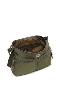Borsa a spalla verde oliva con chiusura a zip, due tasche frontali e tracolla regolabile. Il tessuto è morbido ma resistente, con una fodera marrone.
