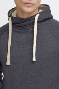Mørkegrå hættetrøje med cowl-neck, cremefarvede snore og raglanærmer. Blød tekstur og minimale design detaljer.