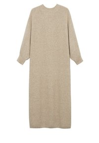 Robe longue en maille de couleur beige avec une silhouette droite. Présente un col rond et des manches trois-quarts. Texture douce et design minimaliste.
