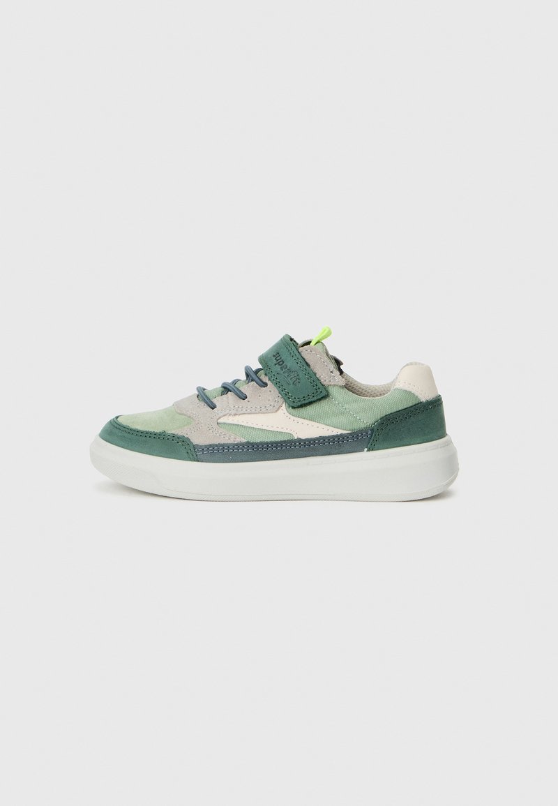 Bunt gefärbte Sneaker aus Wildleder und Mesh-Materialien in Grün und Beige, mit einer weißen Sohle, blauen Schnürsenkeln und einem Klettverschluss zur Schließung.