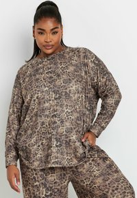 Leopardmönstrad långärmad topp i mjukt tyg. Oversized passform med rund halsringning och sidofickor. Jordnära bruna och beigea nyanser.