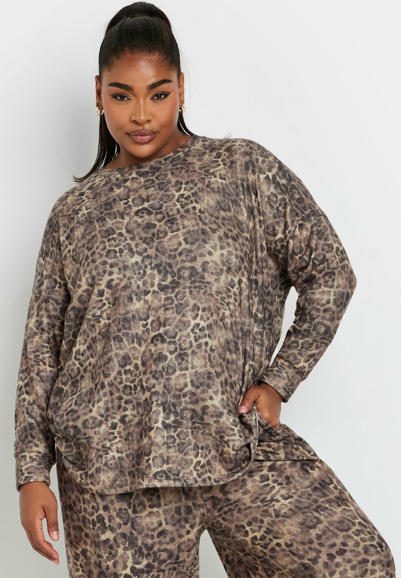 Leopardmönstrad långärmad topp i mjukt tyg. Oversized passform med rund halsringning och sidofickor. Jordnära bruna och beigea nyanser.