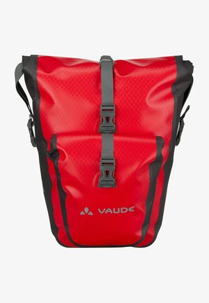 Sac à dos imperméable rouge avec une surface texturée, des accessoires en acier gris et des sangles réglables. Il dispose d'une poche avant et du logo Vaude.