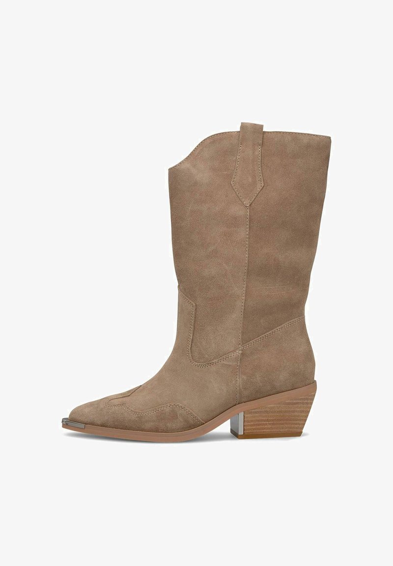 Kowbojski but w kolorze tan z zamszu, o spiczastym nosku, zdobiony dekoracyjnym przeszyciem, z lekkim obcasem oraz pętlą na górze, ułatwiającą zakładanie.