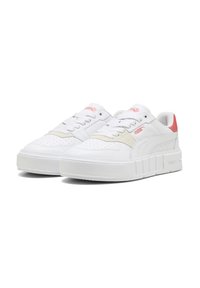 Sneakers bianchi con suola in gomma testurizzata, tomaia in pelle e dettagli rosa sul tallone e sul logo. Presentano una punta arrotondata e dettagli perforati.