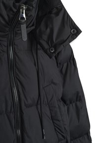 Giubbotto piumino nero con colletto alto, chiusura a zip e bottoni a pressione. Presenta un design trapuntato e un cordino regolabile sul cappuccio.