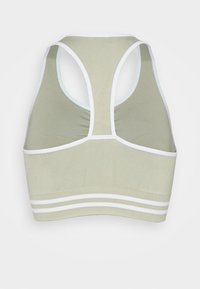 Sutiã desportivo verde com um design de costas nadadora, apresentando acabamento branco e riscas horizontais na parte inferior. Feito de material macio e elástico.