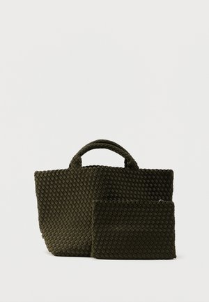 Sac cabas en toile vert olive foncé avec deux poignées, comprenant une pochette assortie amovible, tous deux présentant une surface texturée et une forme rectangulaire.