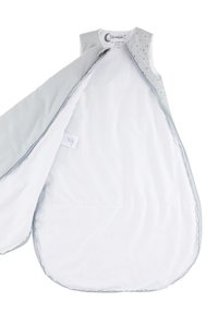 Tragbarer Schlafsack in Grau mit einem weichen Baumwollinnenfutter. Verfügt über Punkte auf der Schulter und einen durchgehenden Reißverschluss für einen einfachen Zugang.