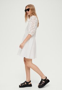 QS MIT BRODERIE ANGLAISE - Jurk - ecru