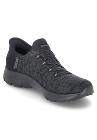 Schwarze Sportschuhe mit strukturiertem Obermaterial, elastischen Schnürsenkeln und gepolstertem Kragen. Verfügt über eine leichte Sohle und ein minimalistisches Design.