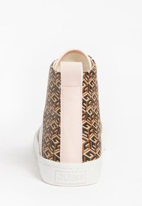 Baskets montantes avec une tige en textile marron et noir à motifs, des accents en cuir rose, et une semelle en caoutchouc blanche. Dotées d'une languette de traction à l'arrière.