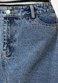 Shorts en denim taille haute, bleu clair, avec une texture douce, des coutures visibles et un bouton à l'avant avec une boucle. Comprend des poches latérales.