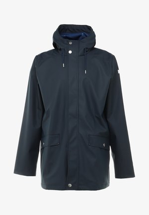 Námořnická voděodolná raincoat s kapucí, vybavená stříbrnými doplňky, nastavitelnými šňůrkami a dvěma předními kapsami. Hladký povrch, střední délka.