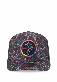Schwarze Kappe mit einem bunten Spritzmuster. Sie verfügt über ein rundes Logo mit dem Text "Steelers" in der Mitte. Hergestellt aus Stoff mit einem strukturierten Design.